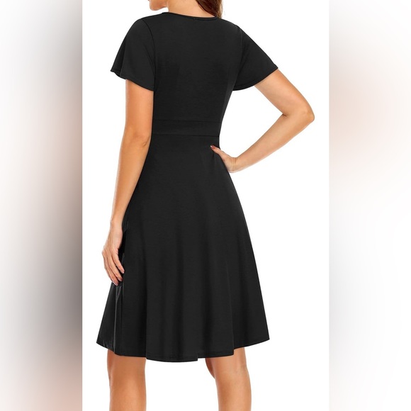 NWT Short Sleeve Wrap V-Neck Dress with Pockets Size Medium - Picture 3 of 7